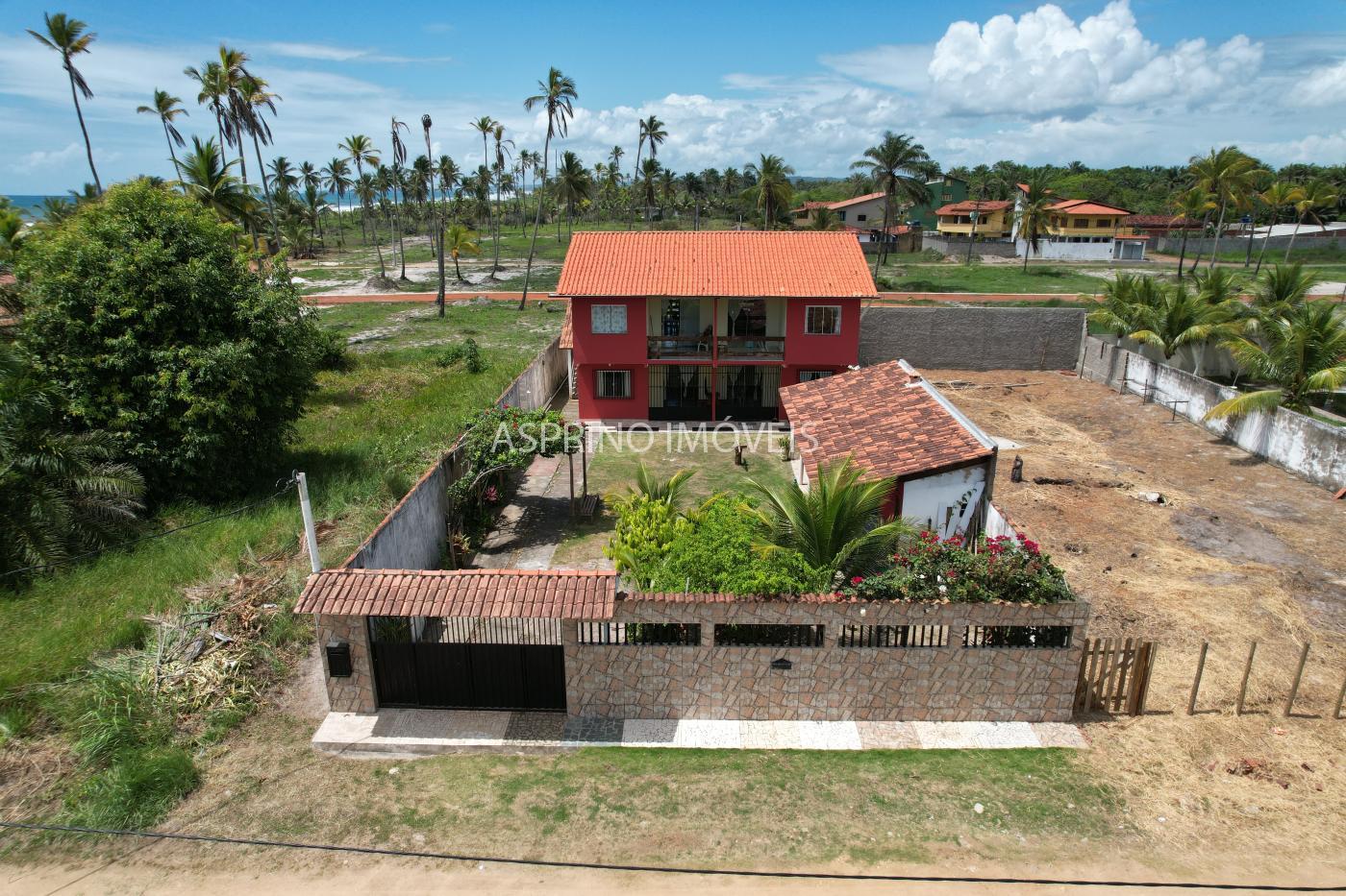 Casa à venda com 8 quartos, 250m² - Foto 1